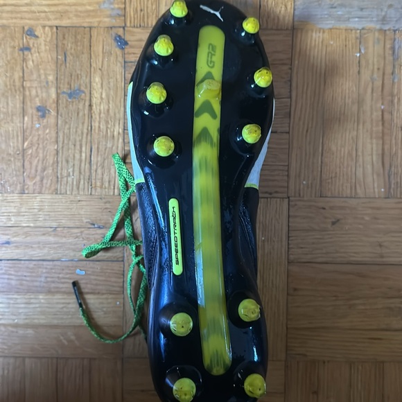 Soccer cleats - Picture 2 of 3